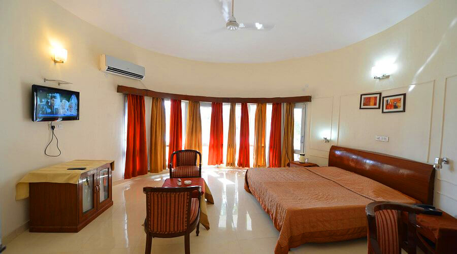 Delicious buffet dining experience at Saras Resort restaurant